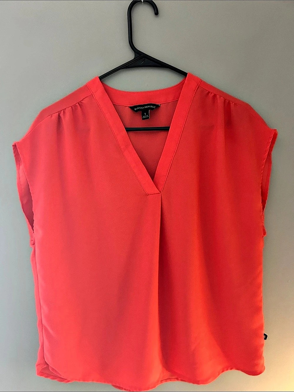 Banana Republic V-Neck Blouse in Red Size Small